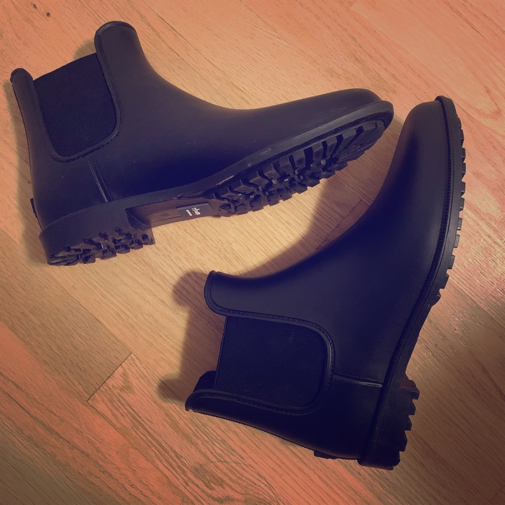Black ankle rain boots